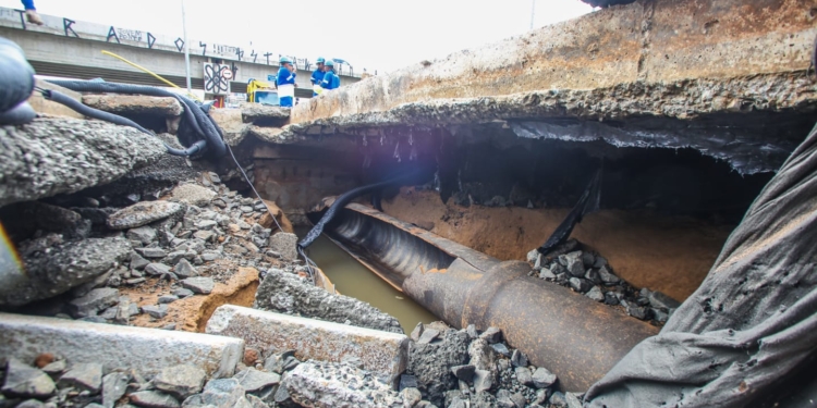 Rompimento de adutora interdita trânsito na Avenida John Boyd Dunlop