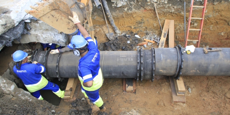 Reparo de adutora é concluído e recomposição de pavimento ocorre nesta terça