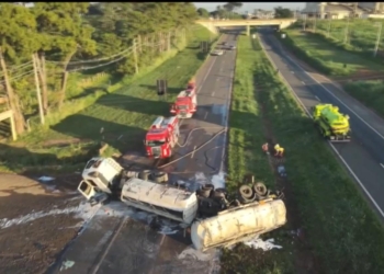Caminhão-tanque tomba e interdita Rodovia Zeferino Vaz; pistas são liberadas