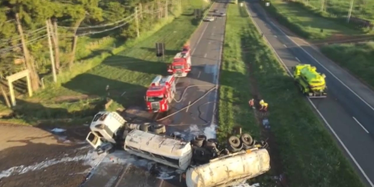 Caminhão-tanque tomba e interdita Rodovia Zeferino Vaz; pistas são liberadas