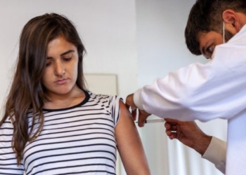 Prevenção do câncer: vacina do HPV está disponível dos 9 aos 19 anos e terá campanha reforçada