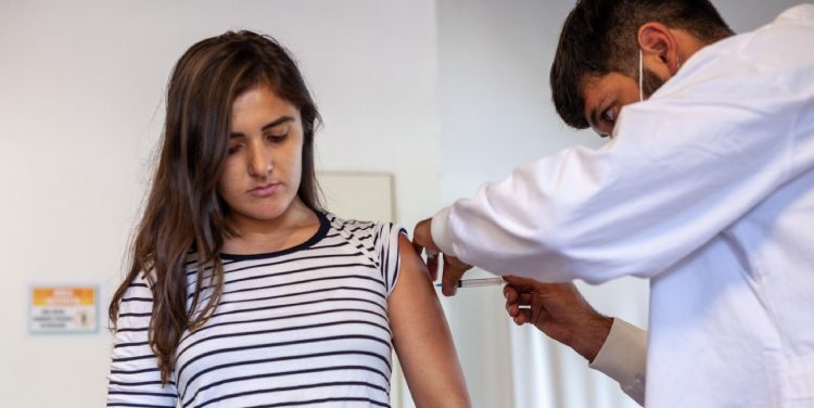 Prevenção do câncer: vacina do HPV está disponível dos 9 aos 19 anos e terá campanha reforçada