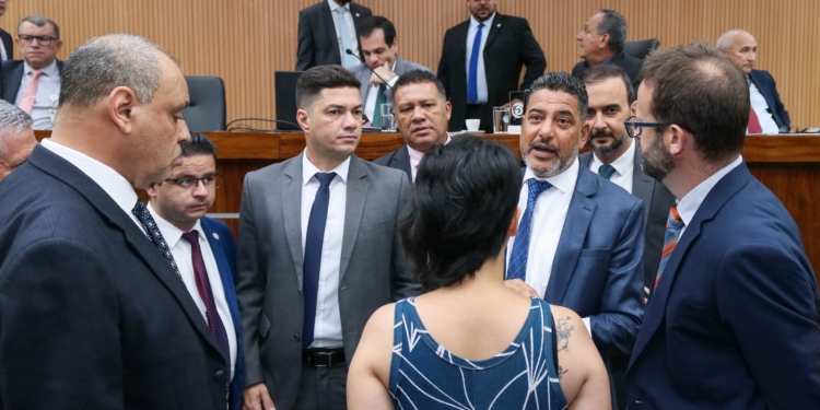 Projetos que ampliam em 60% salários de diretores de autarquias são alvos de protestos