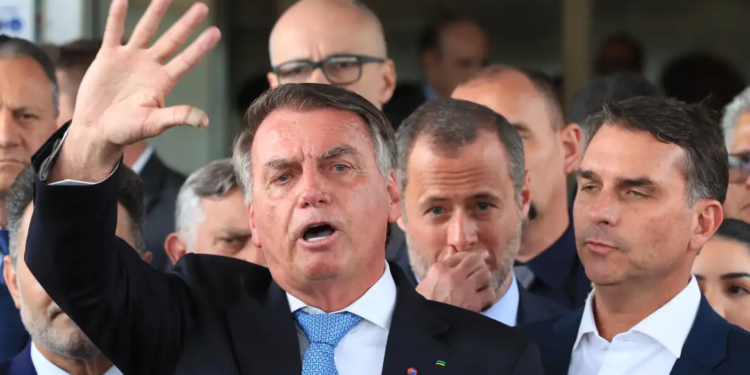 Alexandre de Moraes nega pedido para prender Bolsonaro