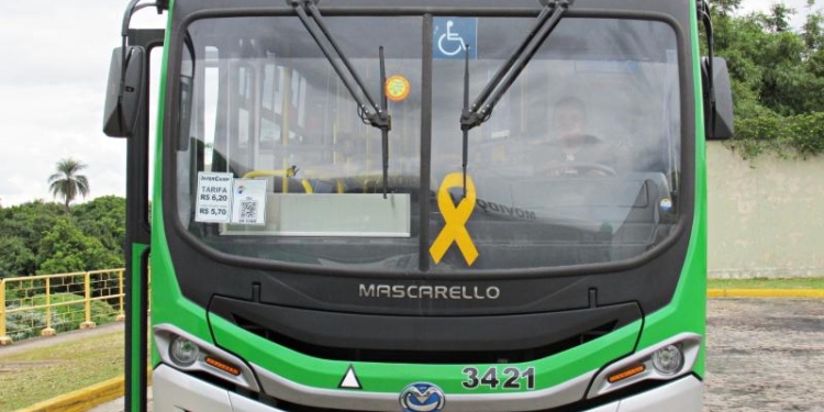 Ônibus recebem laços amarelos do movimento Maio Amarelo