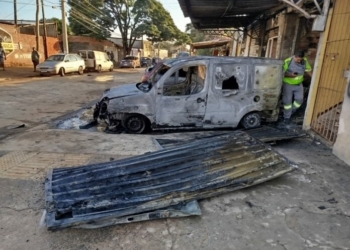 Incêndio destrói depósito de ferramentas e dois carros no Campo Belo