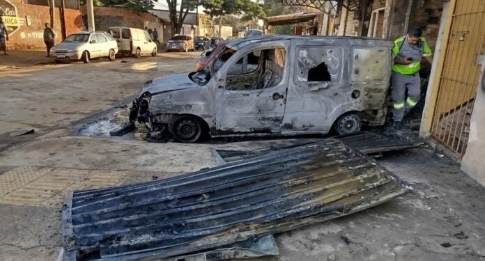Incêndio destrói depósito de ferramentas e dois carros no Campo Belo