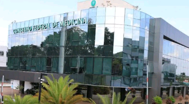 Entidades criticam CFM após veto a terapias para jovens trans