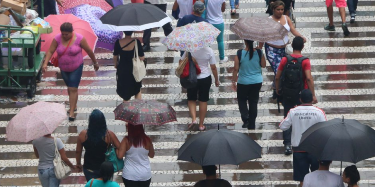 Pancadas de chuvas isoladas em SP continuam até quarta (9) e colocam em atenção áreas de risco