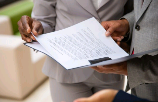 Artigo: ‘Tarifaço’ dos EUA, impactos para empresas brasileiras e a urgência na revisão de contratos internacionais – por Cecília Freitas e Gustavo Lemos