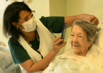 Corte de cabelo: projeto leva autoestima a pacientes da rede Mário Gatti