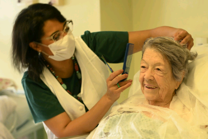 Corte de cabelo: projeto leva autoestima a pacientes da rede Mário Gatti