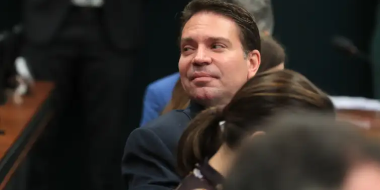 CCJ analisa suspensão de ação contra Bolsonaro e Ramagem no STF