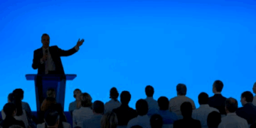 Esteja presente: o poder do foco na hora de se comunicar – por Cecília Lima