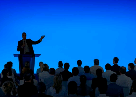 Esteja presente: o poder do foco na hora de se comunicar – por Cecília Lima