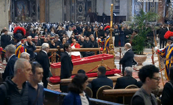 Lula e comitiva desembarcam em Roma para funeral do papa Francisco