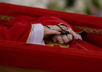 Velório do papa Francisco é aberto ao público no Vaticano