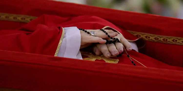 Velório do papa Francisco é aberto ao público no Vaticano