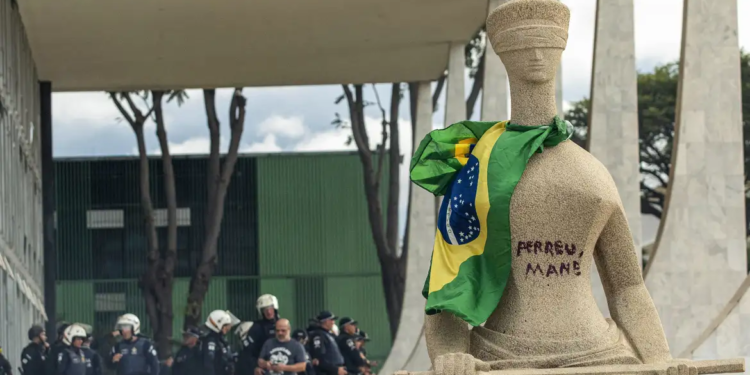 Cabeleireira de Paulínia que pichou estátua é condenada a 14 anos de prisão