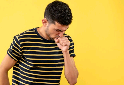 Tosse seca não é só um incômodo, alerta especialista