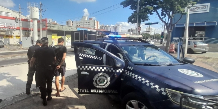 Homem é preso ao agredir namorada e furtar celular em Valinhos