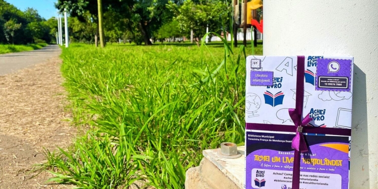 Projeto Achei um livro espalha obras literárias no parque Chico Mendes, em Hortolândia