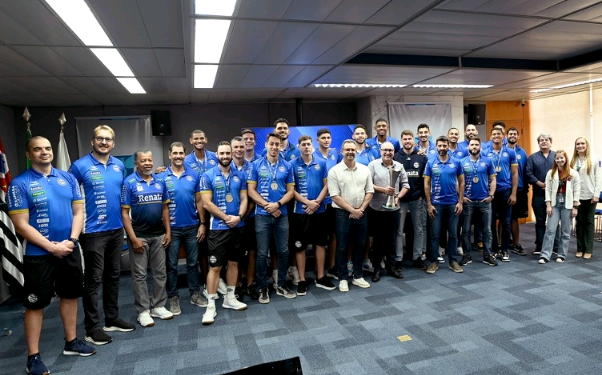 Dário recebe os atletas do Vôlei Renata, vice-campeões da Superliga