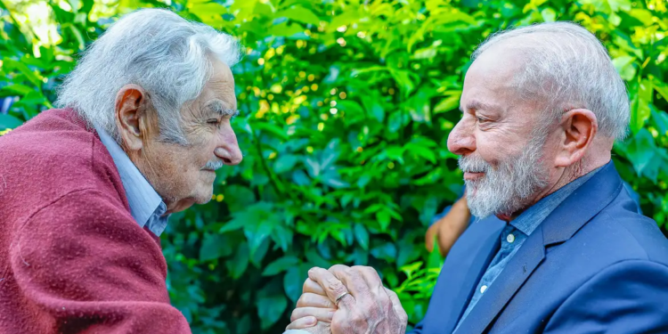 Lula participa de funeral do ex-presidente do Uruguai Pepe Mujica