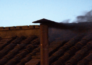 Fumaça preta: cardeais ainda não escolheram novo papa