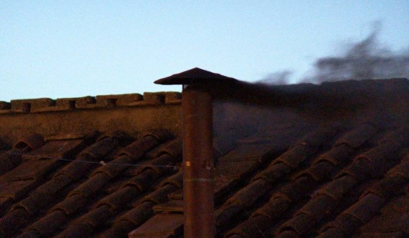 Fumaça preta: cardeais ainda não escolheram novo papa