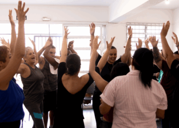 Oficina gratuita de dança para mulheres cegas atrai também homens com deficiência visual