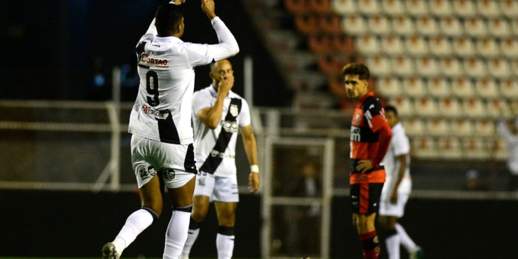 Gol de Jeh nos acréscimos coloca a Ponte Preta na liderança isolada