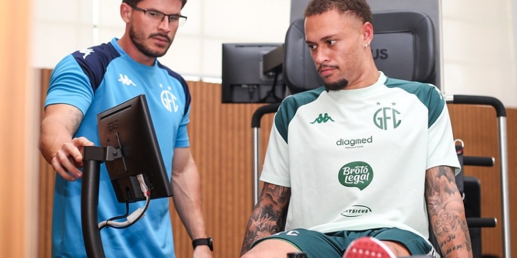 Guarani apresenta Diogo Silva e Vitinho; diretoria projeta mais 3 ou 4 reforços