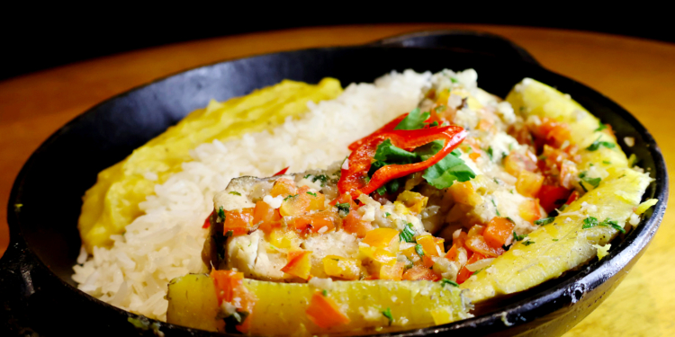 Restaurantes resgatam pratos típicos caiçaras para público no 2º Festival Folha Sabores da Praia