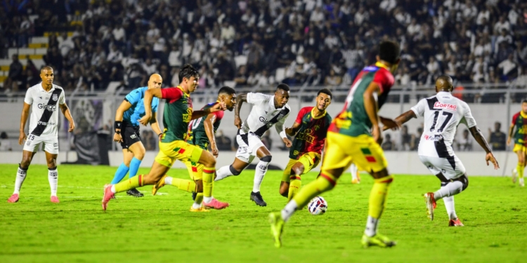 Ponte Preta perde a invencibilidade com goleada amarga no Majestoso