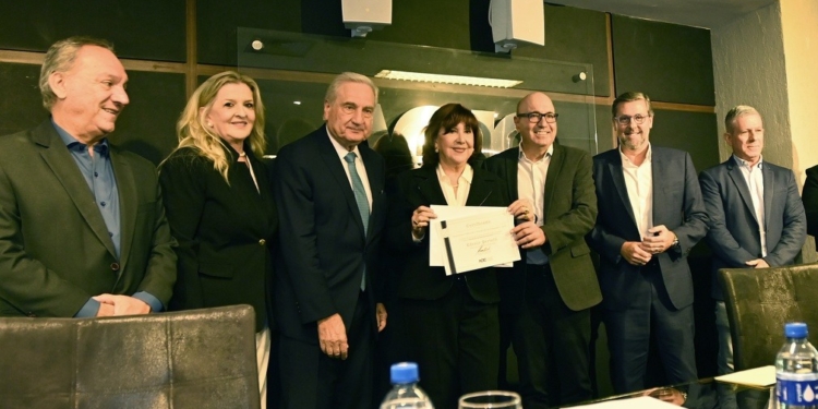 Nina Bertelli é empossada presidente da Acic para a gestão 2025–2028