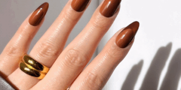 Chique sem esforço: inspirações de unhas marrons para arrasar no outono/inverno – por Daniela Nucci