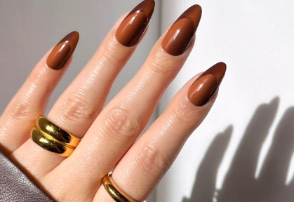 Chique sem esforço: inspirações de unhas marrons para arrasar no outono/inverno – por Daniela Nucci