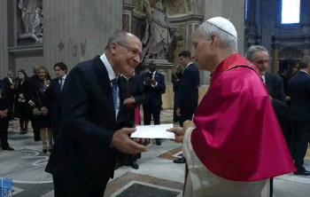 Alckmin entrega ao Papa convite para visitar o Brasil durante a COP30