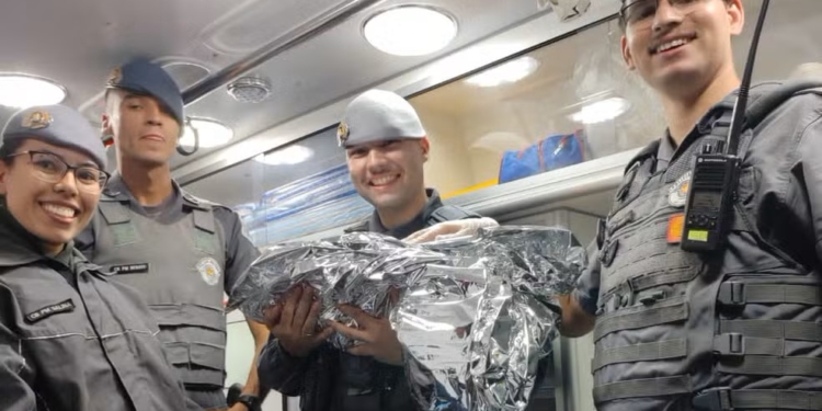 Mãe dá à luz em casa com ajuda de policiais em Americana