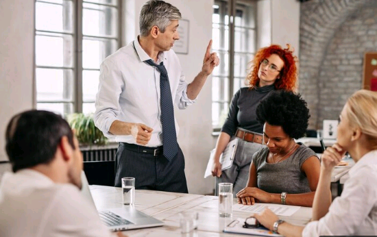 Como capturar a atenção em um mundo de distração – Cecília Lima
