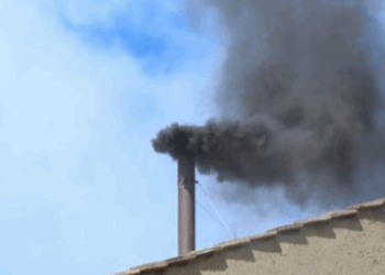 Conclave: três turnos de votação e três fumaças pretas na chaminé