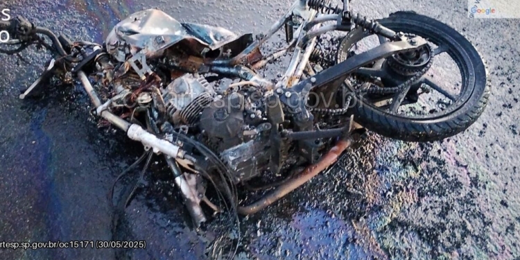 Motociclista morre ao bater de frente com carro no Anel Viário