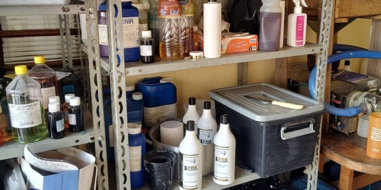 Vigilância Sanitária interdita fábrica clandestina de cosméticos em Americana
