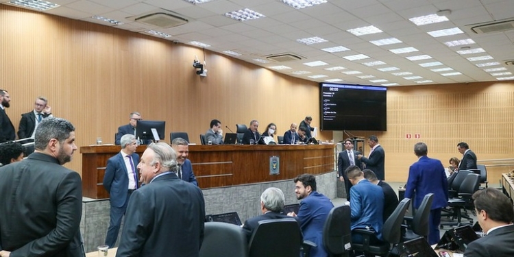 Sessão extraordinária da Câmara de Campinas vota aumento de 60% dos salários de presidentes