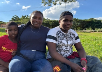 Força e fé de Rosa dos Anjos: mãe de dois filhos autistas é retrato de um Brasil lutador