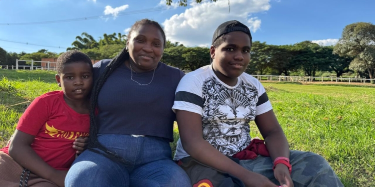 Força e fé de Rosa dos Anjos: mãe de dois filhos autistas é retrato de um Brasil lutador