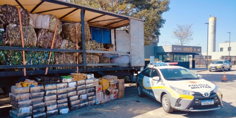 Carreta que fugiu de pedágio é apreendida com 1,3 tonelada de maconha