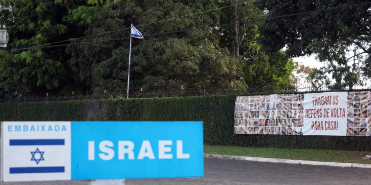 Israel fecha embaixada e consulado no Brasil após ataques ao Irã