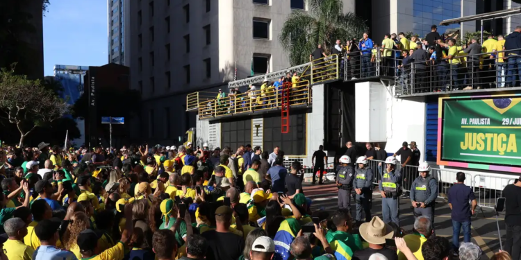 Ato em SP reúne apoiadores de Bolsonaro contra julgamento no STF